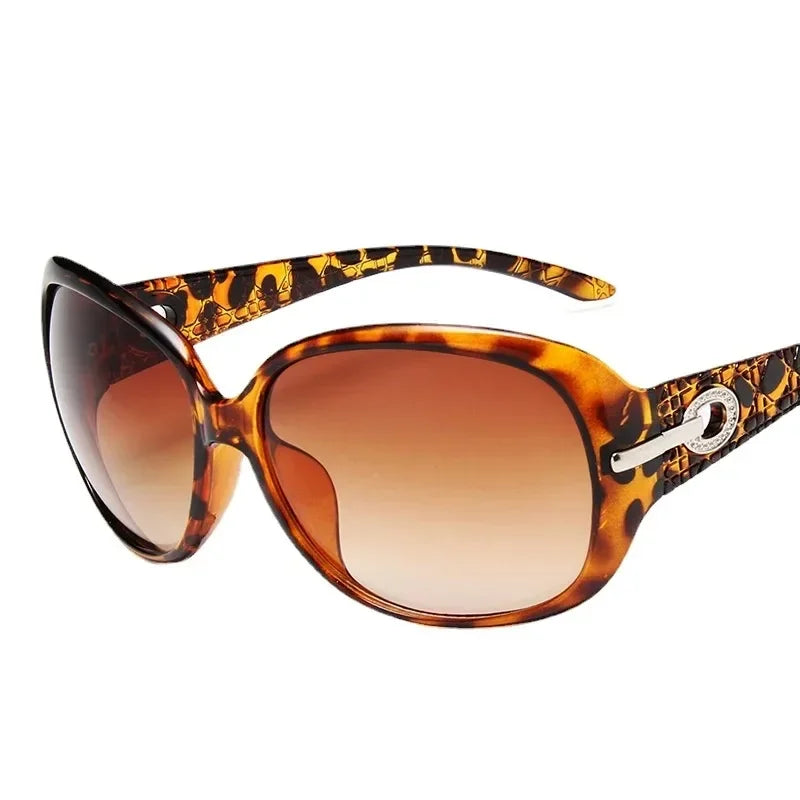 2024 Women's Sunglasses Retro Diamond Butterfly Frame Eyewear Wear Sunscreen Glasses Traveling Ladies Sunglas UV400