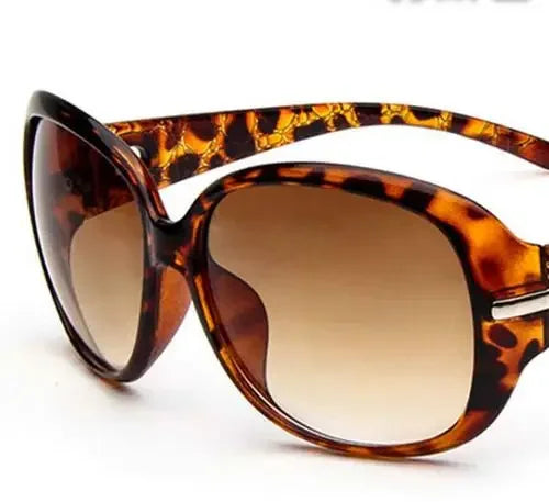 2024 Women's Sunglasses Retro Diamond Butterfly Frame Eyewear Wear Sunscreen Glasses Traveling Ladies Sunglas UV400